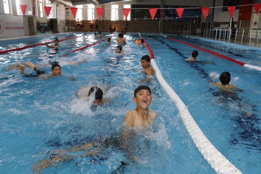 Bozova’da yüzme havuzu çocukların ve gençlerin vazgeçilmezi oldu 