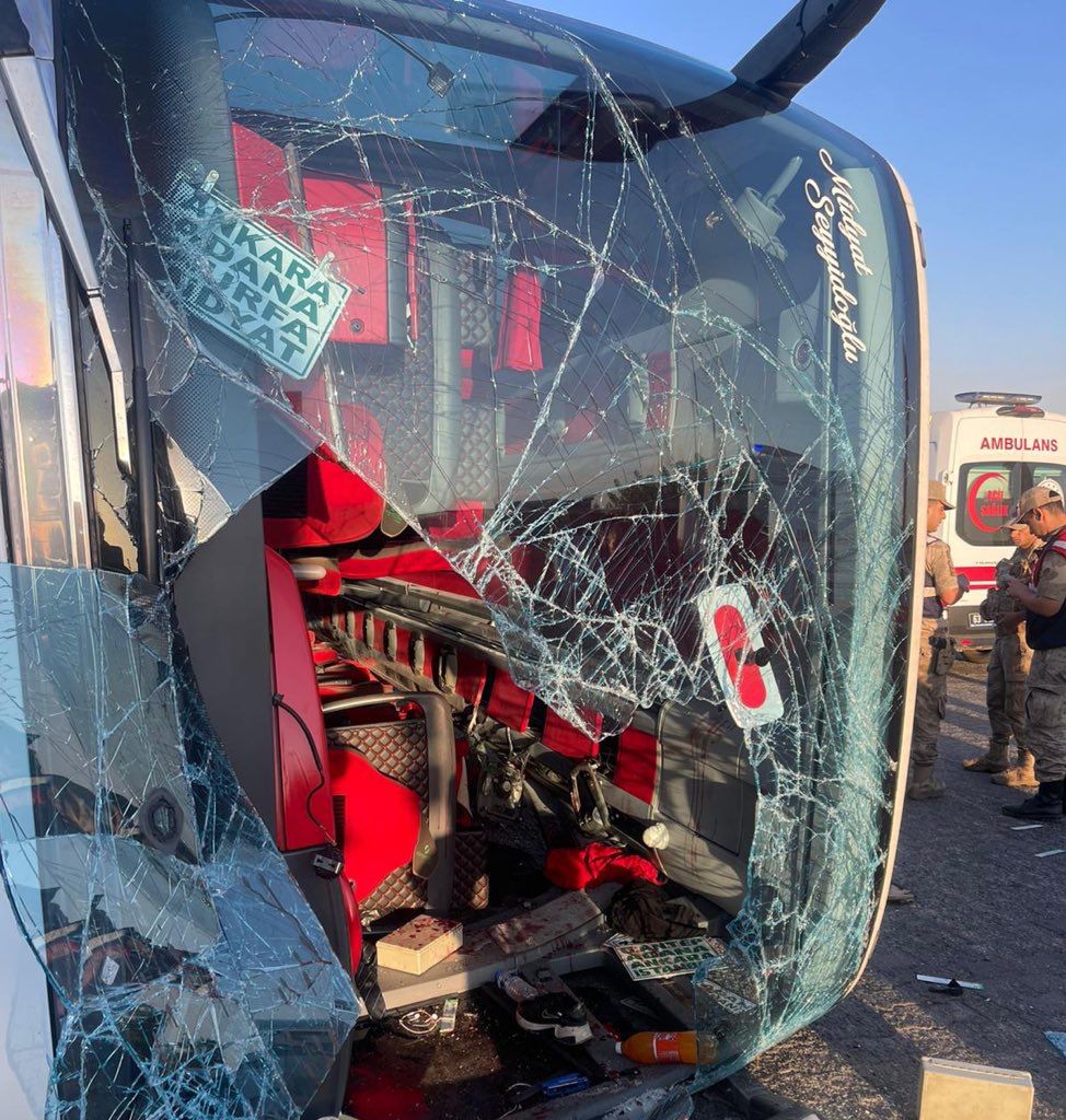 Şanlıurfa`da Otomobil İle Çarpışan Yolcu Otobüsü Devrildi, Ölü Ve Yaralılar Var