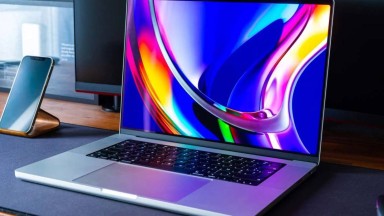OLED ve Dokunmatik MacBook Pro: Apple'ın Lansman Planı Öne Çekiliyor