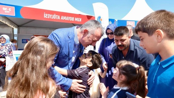 Tahir Büyükakın, Kocaeli’de 23 Nisan ‘Bi Dünya Eğlence’ alanını gezdi