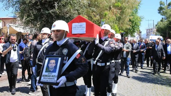 Şehit polis Serkan Hızlı, İzmir ve Manisa törenleri sonrası Akhisar’da defnedildi