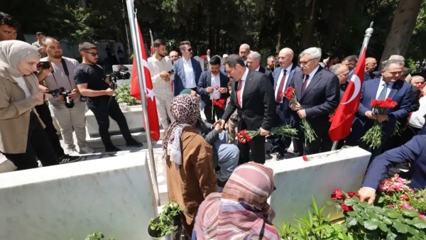 Hatay'da Kurban Bayramı Coşkusu: Şehitlikte Dualar ve Karanfiller