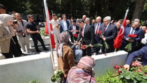 Hatay'da Kurban Bayramı Coşkusu: Şehitlikte Dualar ve Karanfiller