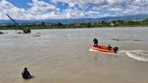 Kelkit Çayı'ndaki skuter kazasında kaybolan iki gencin arama çalışmaları sürüyor
