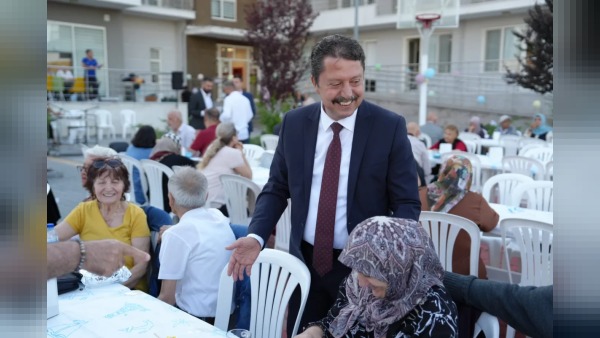 Başkan Kasap, yaklaşık 30 yaşlıyla moral gecesinde Babalar Günü'nü kutladı ve sağlık dileklerinde bulundu