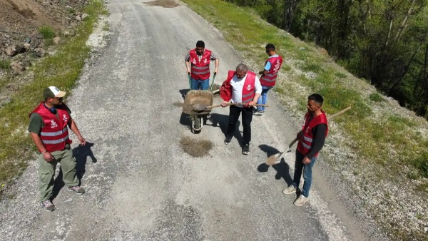 Giresun Alucra’da bozuk grup yoluna Mücahit Şerbetçi öncülüğünde sembolik onarım