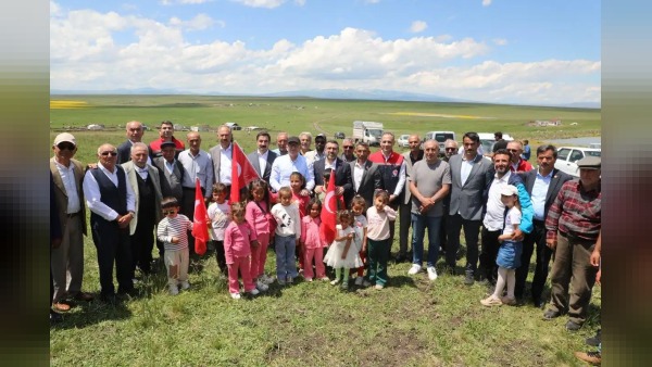 Kars Kuyucuk Köyü’nde 1.200 dekarlık merada gübreleme ve 6 bin 150 kg korunga tohumu desteği sağlandı