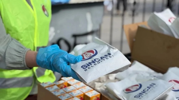 Sincan Belediyesi YKS’de 20 Haziran’da öğrenci ve velilere simit ile meyve suyu ikram etti