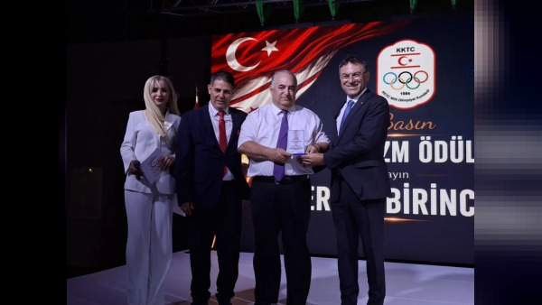 Ertan Birinci, 48 yıllık spor yazarlığına Turkcell Genel Müdürü Murat Küçüközdemir’den ödül aldı
