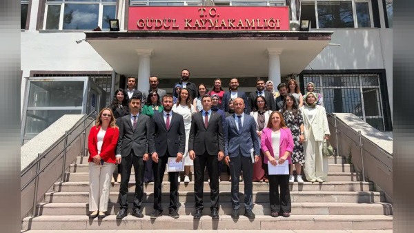 Kaymakam Naim Akar, İlçe Milli Eğitim Müdürü Erdi Sungur ve öğretmenlere başarı belgesi verdi