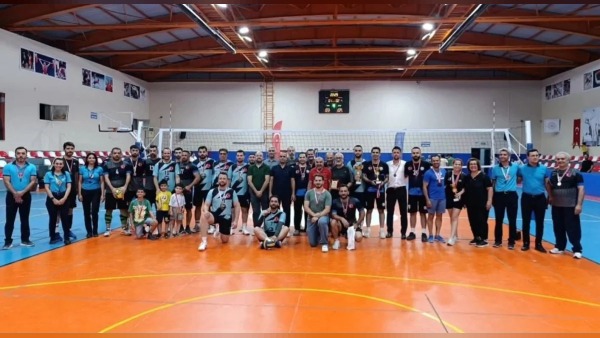 Hatay’da resmi kurumlar arasında voleybol turnuvası Kırıkhan’ın şampiyonluğuyla tamamlandı