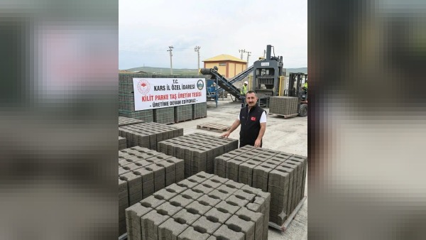 Kars İl Özel İdaresi kilit parke taşı üretimini artırarak kırsalda altyapıyı güçlendiriyor