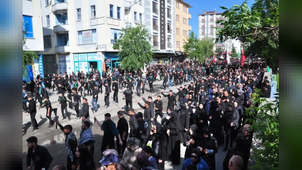 Kars’ta Aşura Günü’nde binlerce kişi Hazreti Hüseyin ve Ehl-i Beyt’i andı