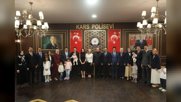 Kars’ta görev değişikliği yapan vali yardımcıları ve kaymakamlara Başarı Belgesi verildi