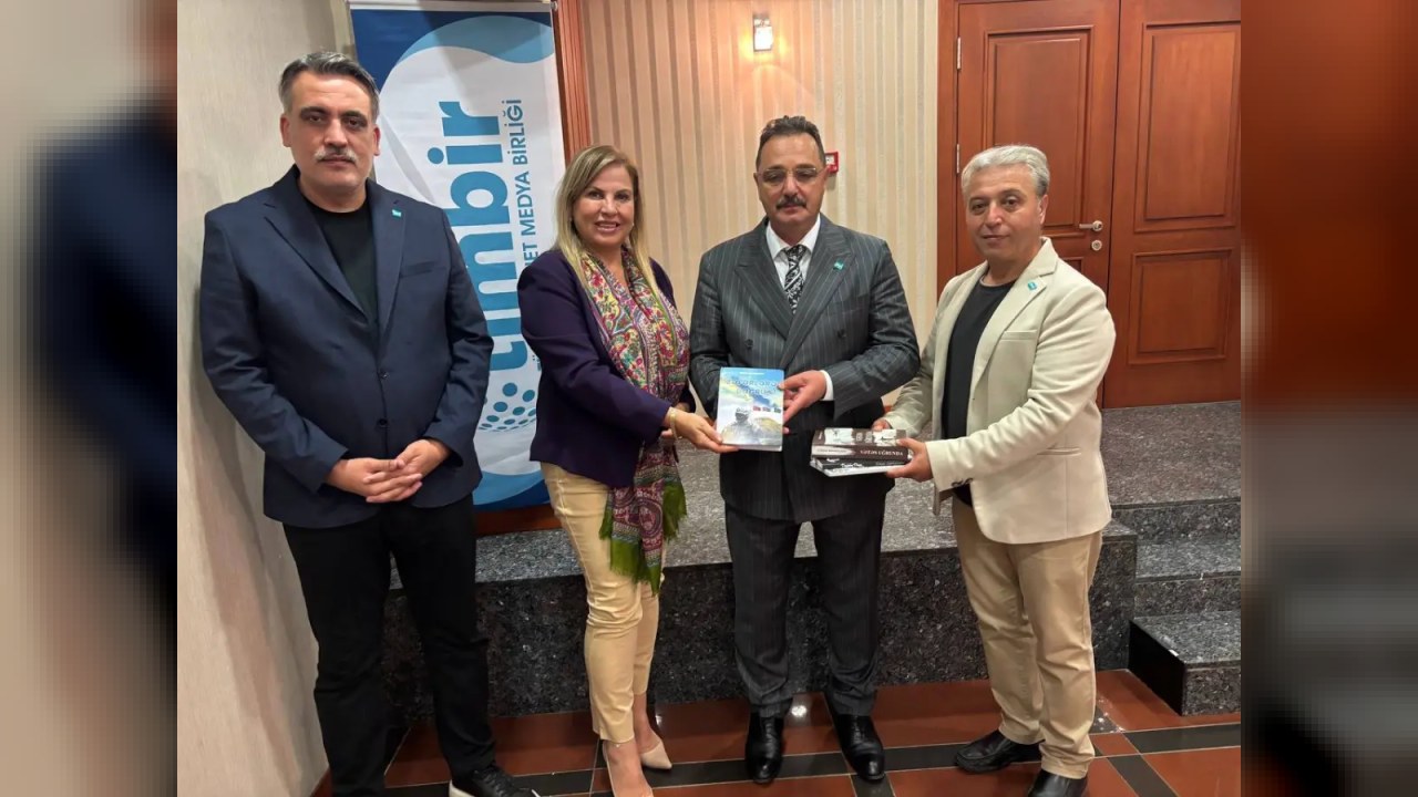 Etibar Həsənzadə'nin eserleri Dr. Süleyman Basa'ya takdim edildi, dostluk simgesi oldu