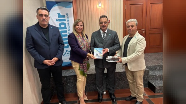 Etibar Həsənzadə'nin eserleri Dr. Süleyman Basa'ya takdim edildi, dostluk simgesi oldu