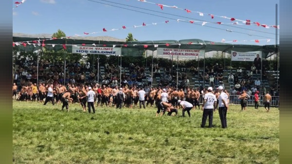 Uluborlu Kiraz Festivali ve Yağlı Pehlivan Güreşleri renkli görüntülere sahne oldu