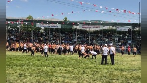 Uluborlu Kiraz Festivali ve Yağlı Pehlivan Güreşleri renkli görüntülere sahne oldu